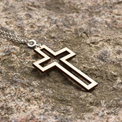 Puinen risti kaulakoru