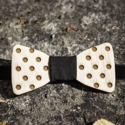 Puinen rusetti pallo