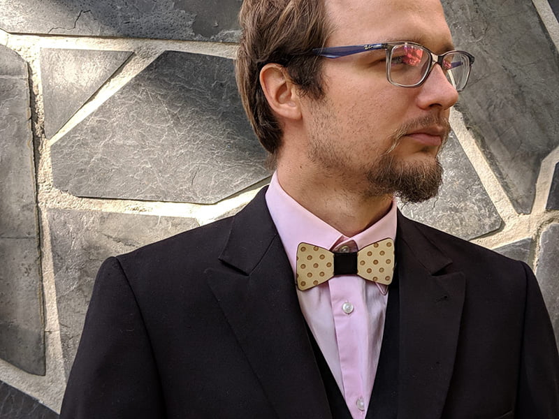 Puinen rusetti pallo