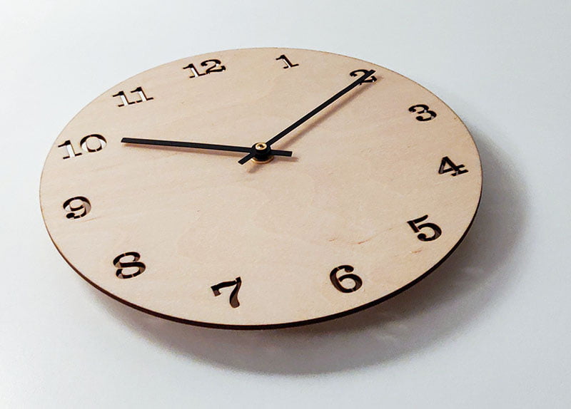 Puinen kello numeroilla