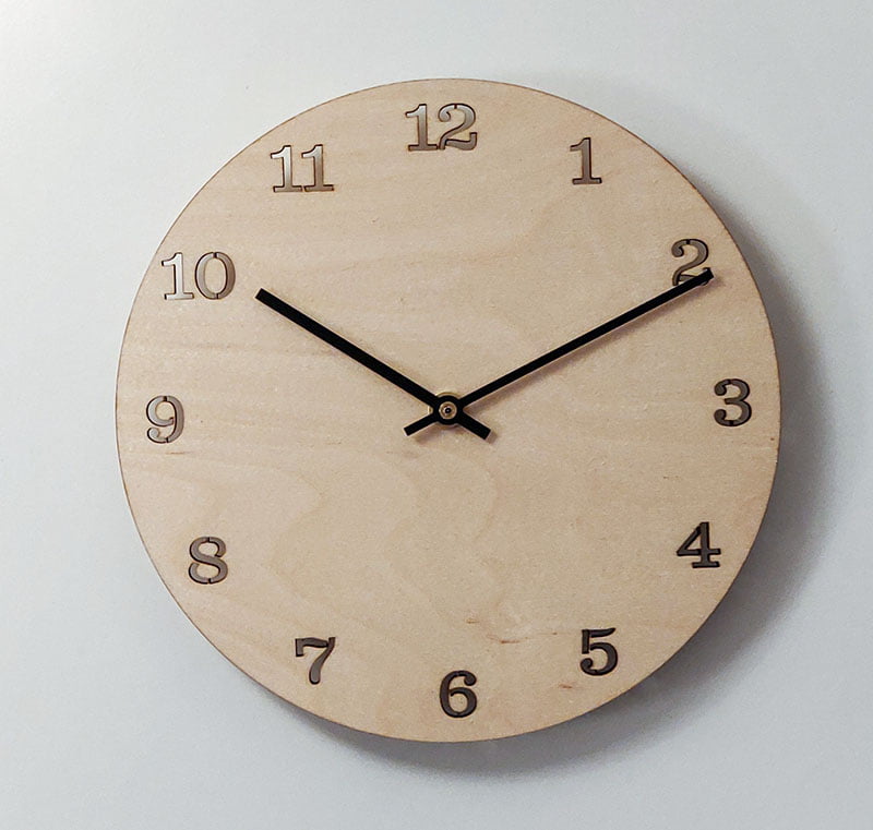 Puinen kello numeroilla