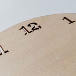 Puinen kello numeroilla