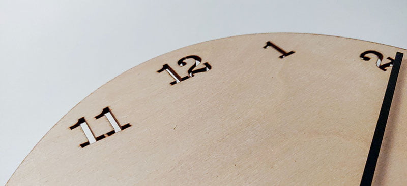 Puinen kello numeroilla